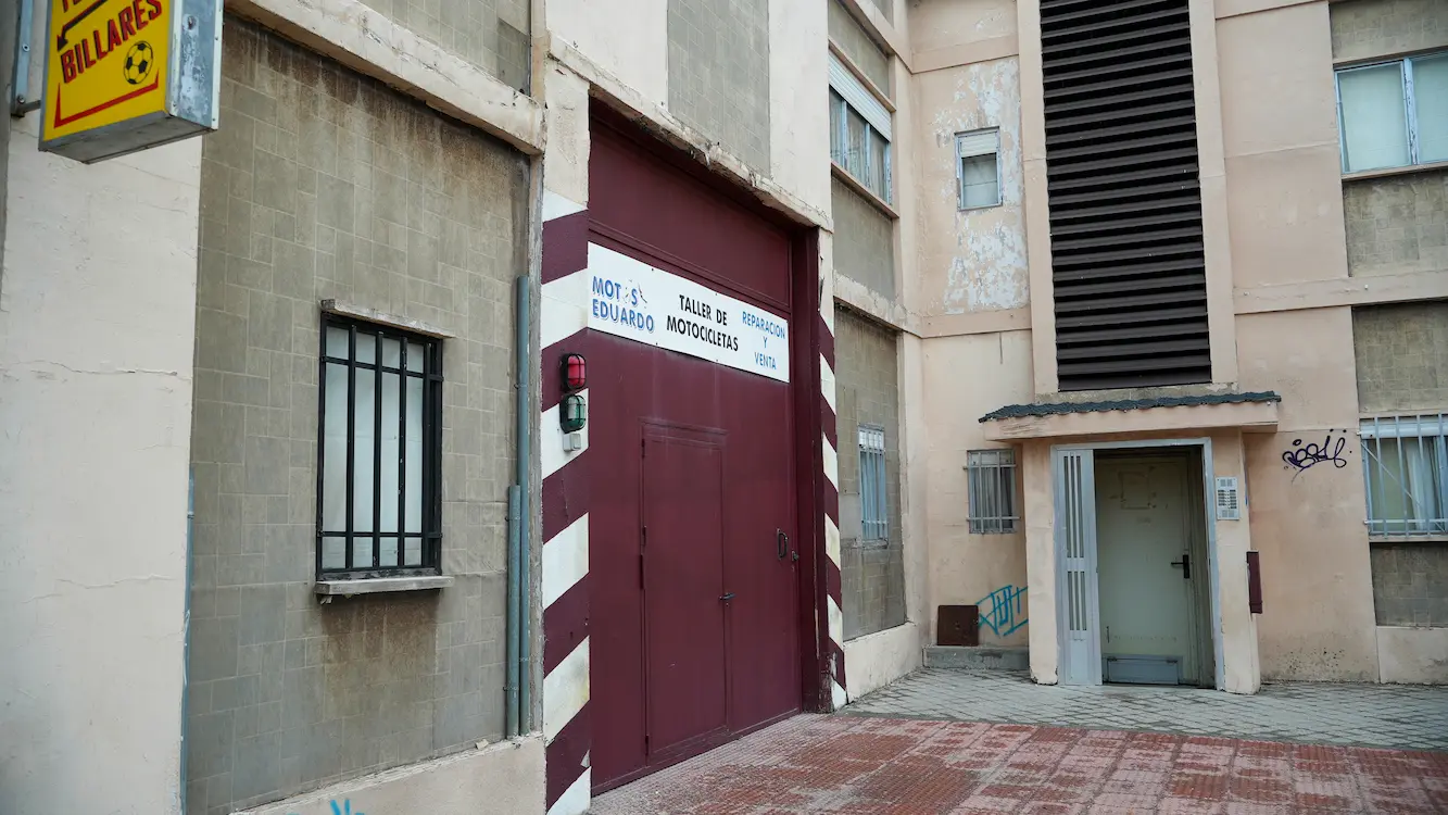 Set exterior — 18