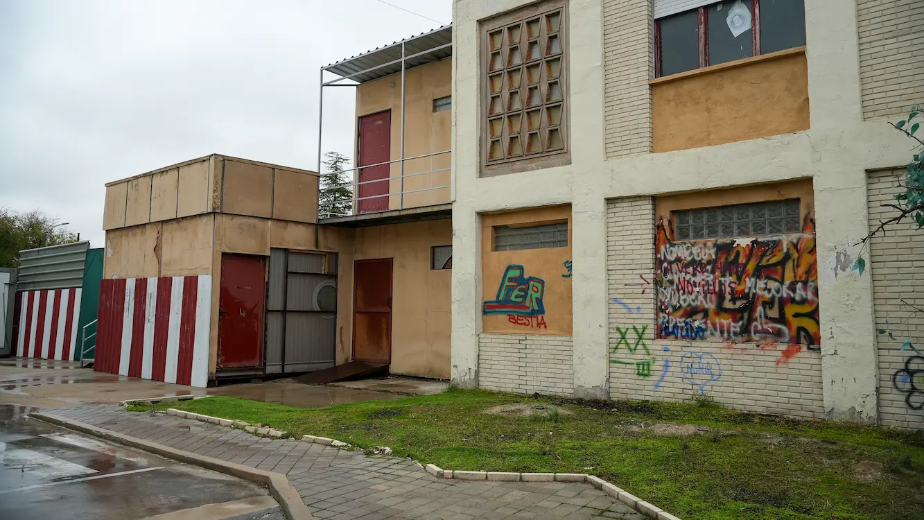 Set exterior — 13