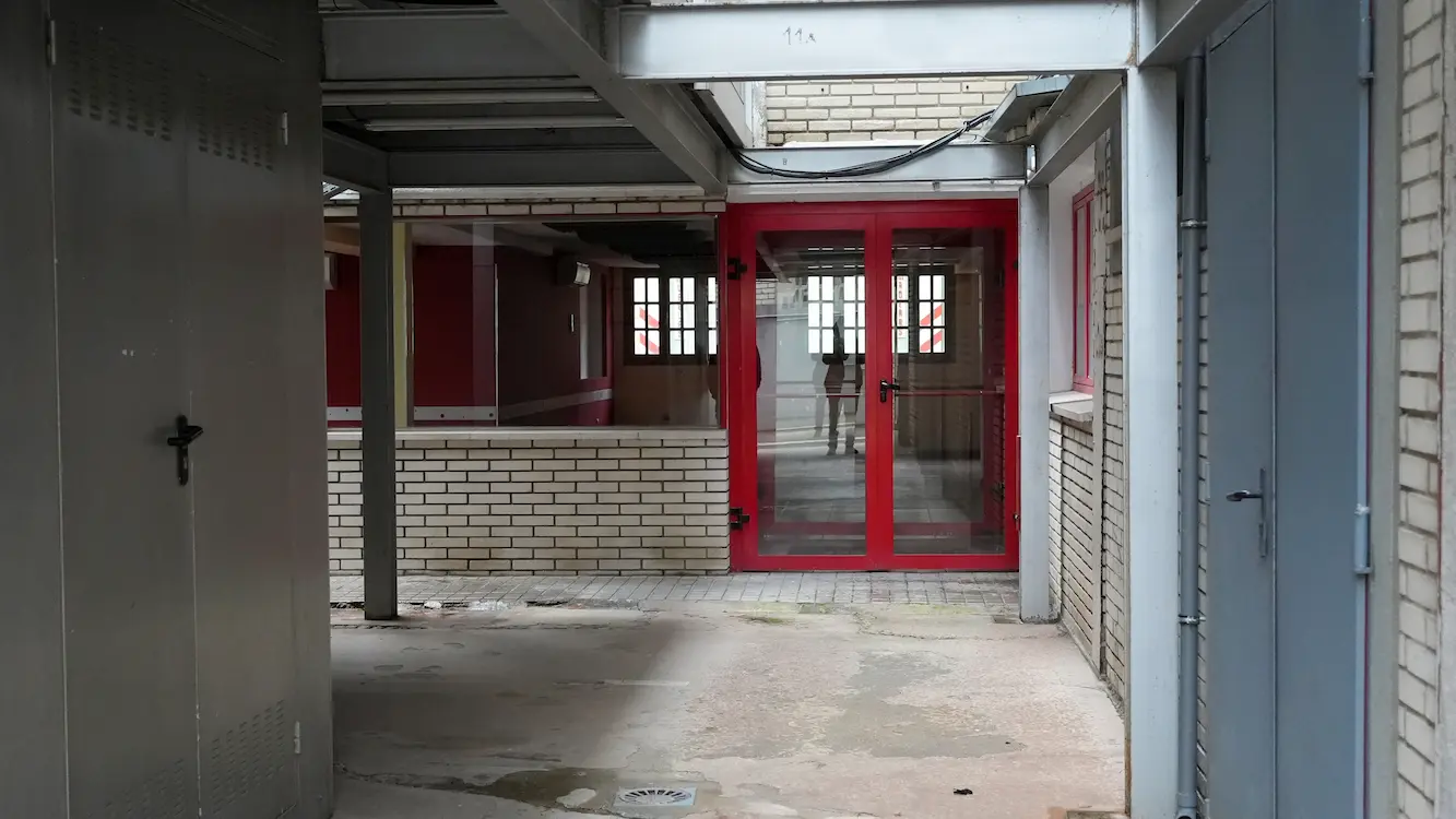 Set exterior — 9