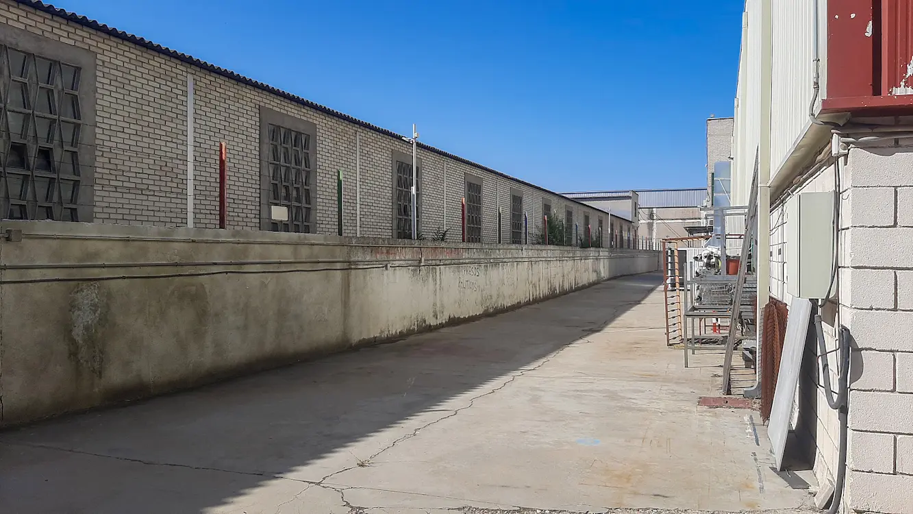 Set exterior — 16