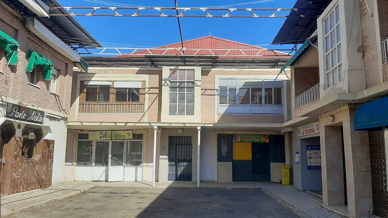 Set exterior — 8