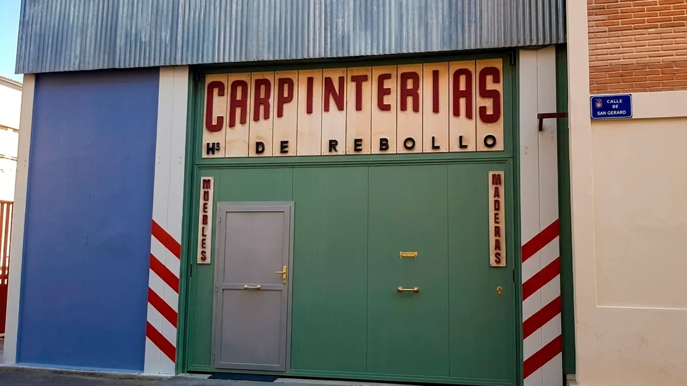 Set exterior — 17